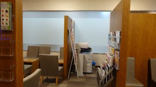 狭いけどなんとなく落ち着くラウンジ