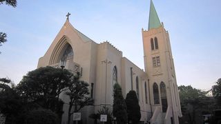 とんがり尖塔が特徴ある教会