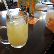 ジュースはジョッキで100円とお得。