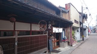 白壁土蔵群の中にある老舗