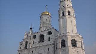 背の高さは周囲の聖堂以上