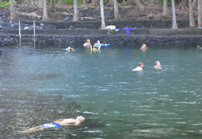 ハワイ島の温泉は賑わっている