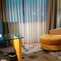 机とソファーがあります