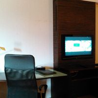 机とテレビあり