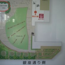 銀座三越の屋上の図です。銀座出世地蔵尊は北東端にあります。