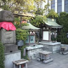 銀座出世地蔵尊と他の神社等の社が並んでいます。