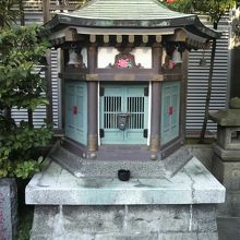 銀座出世地蔵尊と三囲神社の間に祀られているお社です。
