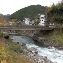 吉田川に架かる「新橋」です。