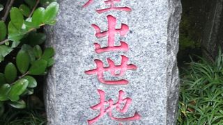 出世の御利益のある銀座出世地蔵尊は、銀座三越の屋上に祀られています。