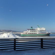 寒くて食堂に入って窓からオーロラ写す。流氷見えず・