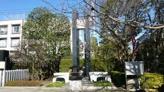 立派な平和塔が建っています