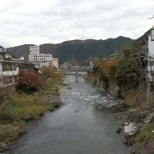 吉田川を挟んで街並みがあります。
