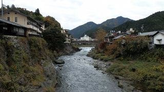 吉田川は水の町「郡上八幡」の中心を流れる美しい清流。