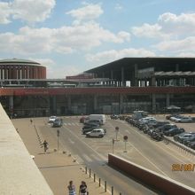 モダンな駅の外観です。