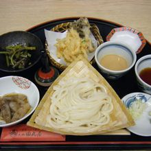 2色つゆの天ぷらうどん