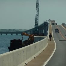 片側1車線で路肩があるので歩行者もいます