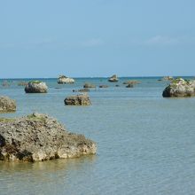 浅い砂地に巨岩が並んでいます