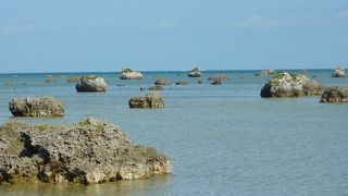 津波で運ばれた奇岩が並ぶ浅瀬