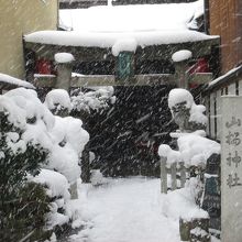 雪に耐える小さな神社