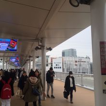 動く歩道で向かいましょう