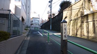 細くて勾配があり、人通りの少ない坂