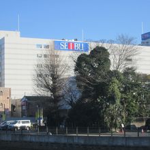 古利根川に架かる春日橋から見た外観