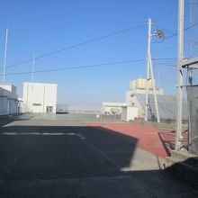 屋上にはテニスコートがあります