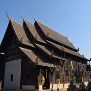 屋根が重なっている特徴的な造りはラーンナータイ王国時代の典型的な建築様式