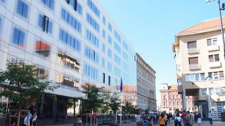 聖母被昇天大聖堂に近い近代的な通り