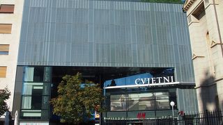 日本のショッピングモールとは比べられない。