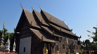 屋根が重なっている特徴的な造りはラーンナータイ王国時代の典型的な建築様式
