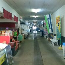 火曜日（定休日）の市場内