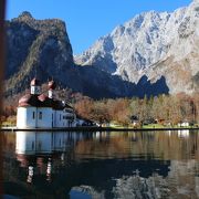 湖からドイツアルプスを背景にした姿が印象的