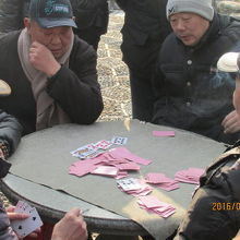 トランプに興じる人々、