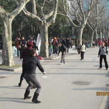 復興公園でバトミントンをする人々。