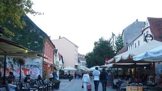 ドラツ市場から伸びる生活道路