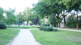 オパトヴィナ通りの先にある小高い公園