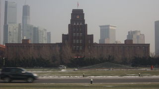 人民広場の東側で存在感を示しています