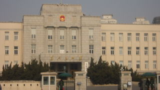 非常に横長の建物なので全貌を写真撮影するのは大変です