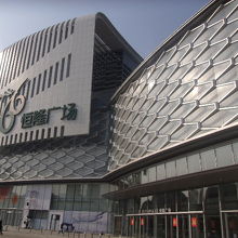 南側から見た建物の外観