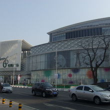 北側から見た建物の外観