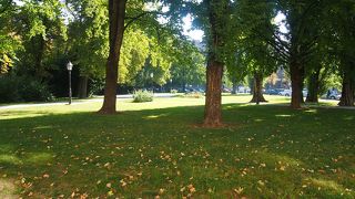 ザグレブ中央駅からのメイン広場の中程にある