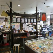 店内には飲食スペースもありました