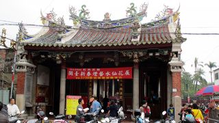 色々な神様のいる廟。