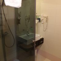 バスタブはありません。シャワーブースのみ。