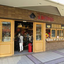 お店の半分は飲食スペースですが、メッチャ窮屈です