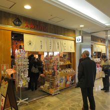 大阪らしく、お店の外側や…