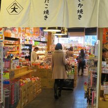 レジの前まで商品であふれています