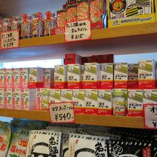 店内には、薬品のパロディー商品や…