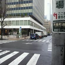 木挽町通りの標示とみゆき通りとの交差点付近の街並みです。